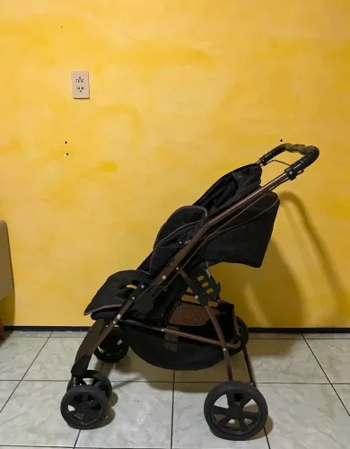 Carrinho de bebê Galzerano e banheira com trocador burigotto
