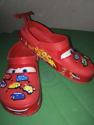 Crocs do relâmpago McQueen