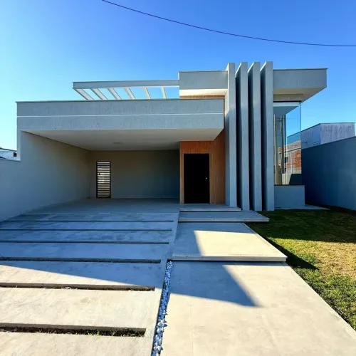 Condomínio Blue Garden, em São Pedro da Aldeia, essa casa é uma oportunidade rara.