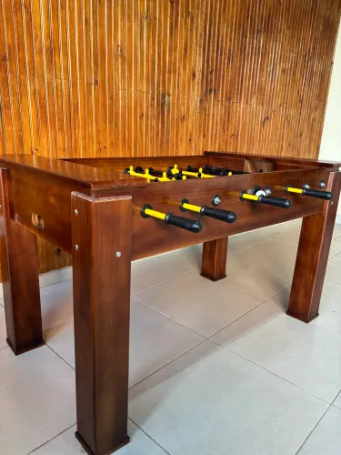 Mesa toda em madeira maciça