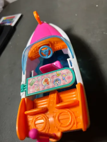 Polly POR R$50,00 (vem com barco e dois copos de bebida)