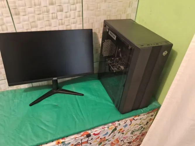 Computador e monitor de 21 polegadas.