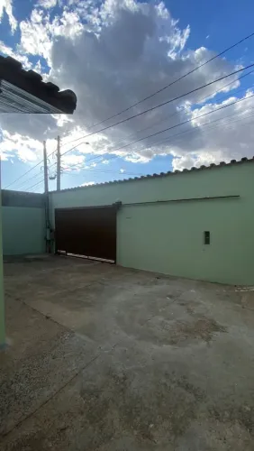 Casa com edicula no centro de Monte Mor