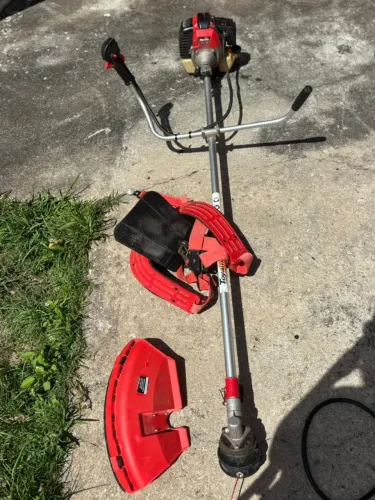 Roçadeira marca Toyama motor grande