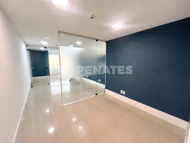 Sala comercial no Tirol para locação com 36m² - 3 ambientes e 1 vaga de garagem.