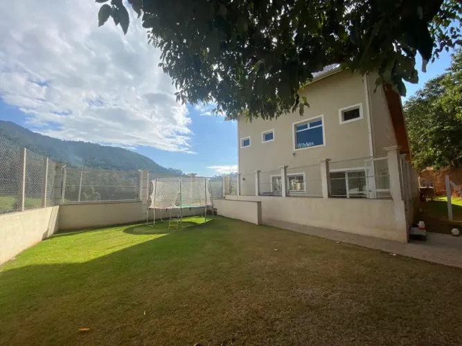 Casa de 2 andares de alto padrão - 3 suítes com 600 m² em Sapucaí-Mirim - MG