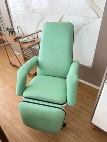 POLTRONA HOSPITALAR RECLINAVÉIS COR: VERDE E BRANCA.