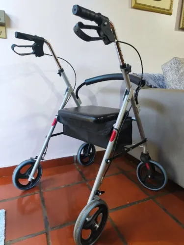 Vendo os dois .Cadeira de rodas e andador.
