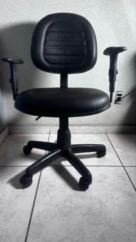 Cadeira de escritório executiva alta costurada com braços reguláveis