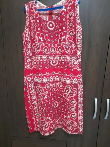 Bolsas, blusa e vestido
