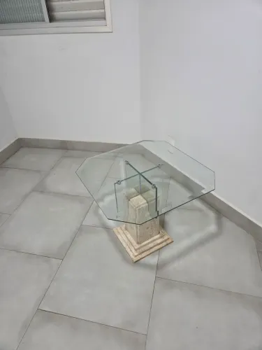 Mesa de Centro Quadrada com Tampo de Vidro e Base em Pedra Natural