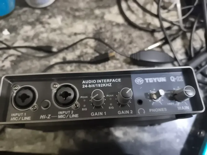Interface de Áudio Q22 - Ótima para Gravação de Guitarra e Violão
