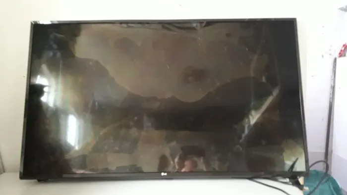 TV LG com display quebrado