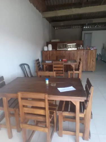 5 conjuntos de mesas com 1 balcão grande e uma divisória ideal para restaurante mesas ,