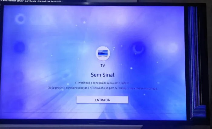 TV Samsung 4K 43 Polegadas - Faixa do lado esquerdo da tela, como se estivesse trincada.