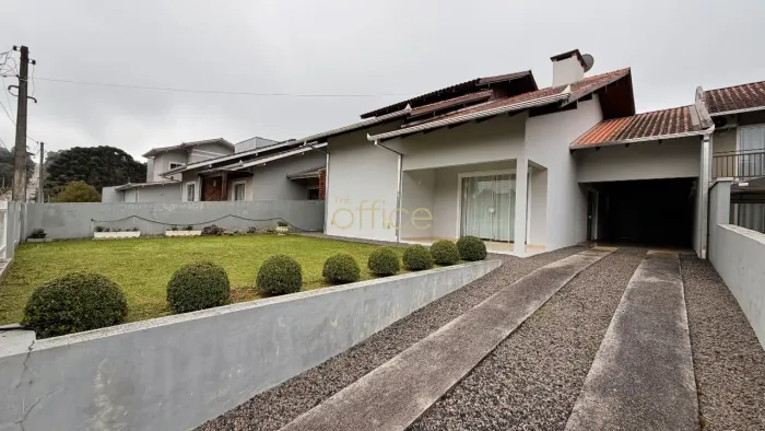 Casa à venda em Campo Alegre-SC, bairro Cascatas: 4 quartos, 2 suítes, 2 salas, 2 banheiro