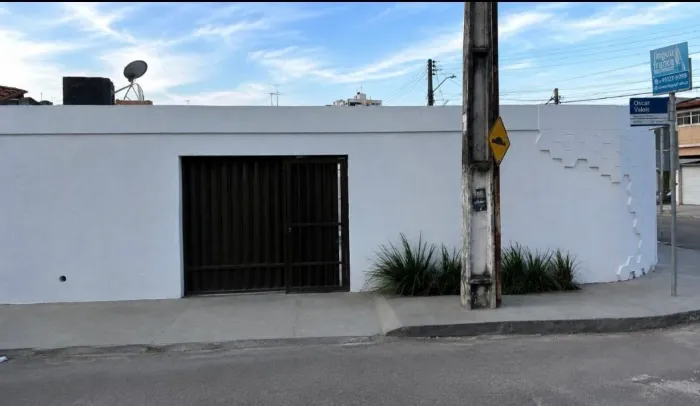 Aluga-se casa de esquina situada no Conjunto Leite Neto, em frente ao colégio COESI