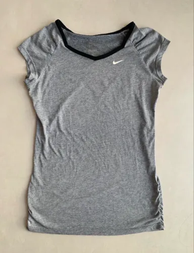 Camiseta feminina Nike cinza dri fit - G