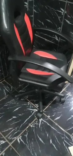 Cadeira gamer preta e vermelha para adolescentes até 12 anos