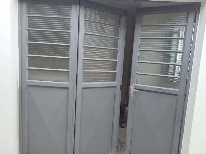 Porta grande de ferro galvanizada de 3 folhas 1.99x2.16 usada praticamente nova