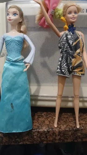 Bonecas Barbie Princesa Elza e outra