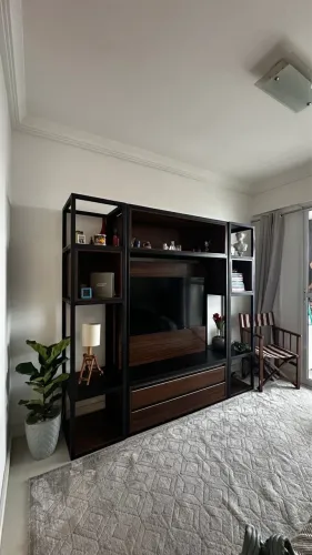 Rack para TV estilo industrial com estante