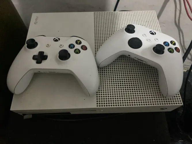 Vendo um Xbox One S 350 gigas por  RS:800 Reais com dois controles originais