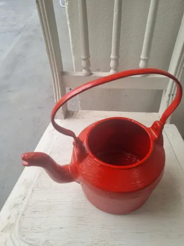  2  Peças de Ferro, chaleira e tacho; médio, 1 luminária Antiga,  