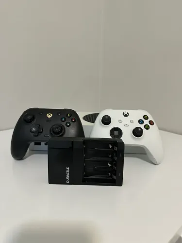 Xbox Series S 512GB + 2 controles - funcionando perfeitamente (Brinde carregador)