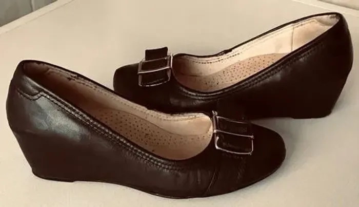Sapato feminino Usaflex Confortável - cor preta - couro - salto anabela - tam 35