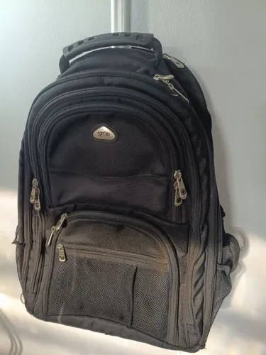 Mochila bolsa de carrinho ela é preta e q a luz deixou esse claro