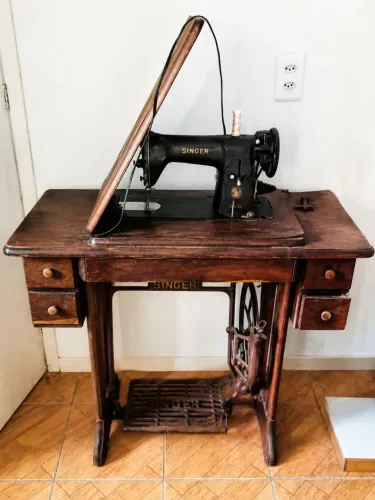 Maquina antiga com gabinete