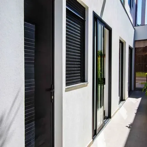 Instalação e Conserto de Esquadrias de Alumínio | Janelas, Portas e Box