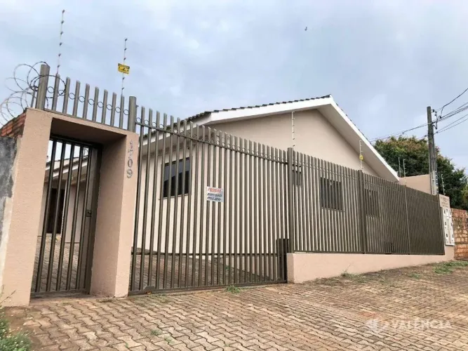 Casa em Condomínio Com 3 Quartos sendo 1 Suíte Para Locação por R$ 2.300,00 - Rua Natal - 
