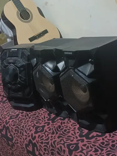 Caixas de som usadas sem cabo, mas funcionando perfeitamente, marca da sansung