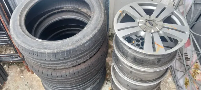 Jogo de rodas com pneus em bom estado