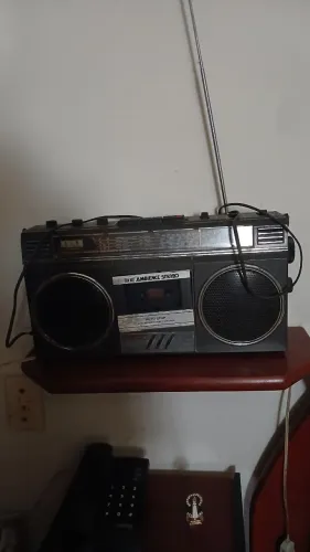 Maquina de escrever antiga e telefone antigo