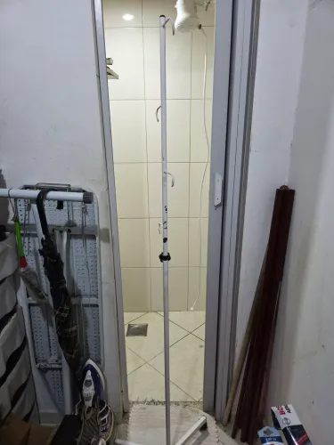 Suporte de Soro Hospitalar com Rodízios e Regulagem de Altura