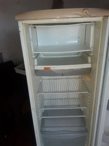 Vendo Geladeira Consul, Gelo seco por apenas 600 Reais. Preço a Negociar.