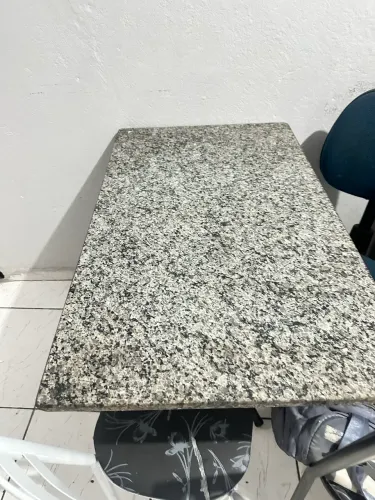 Mesa de granito com 4 cadeiras 