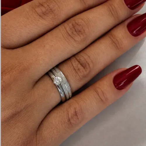 Par de alianças Diamantada frisos 4mm + Solitária; Namoro