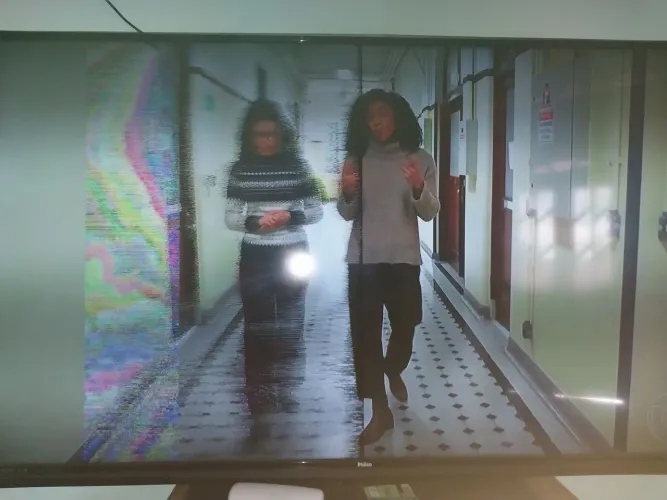 Vendo tv 60 polegadas não é smartphone e tá com listra na imagem