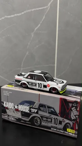 Mini GT Kaido House Datsun 510 Street Team Xmm V1/176 - Defeito no retrovisor