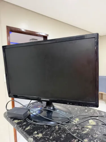 Monitor Tv Samsung T22C310LB (com defeito na tela) 