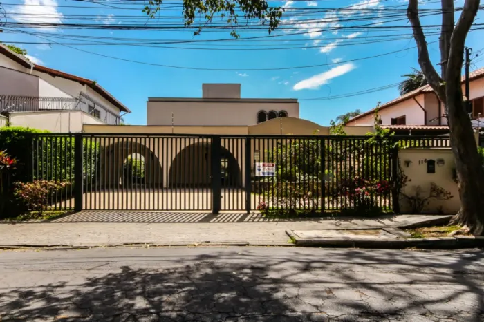 Casa para venda em Alto de Pinheiros com 4 quartos, sendo 2 suítes, 329m²