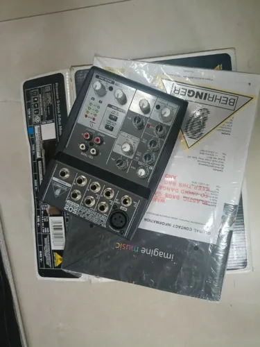 Mesa de som Behringer Xenyx 502 4 canais
