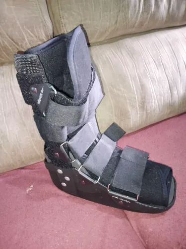 Bota altopetica pe esquerdo