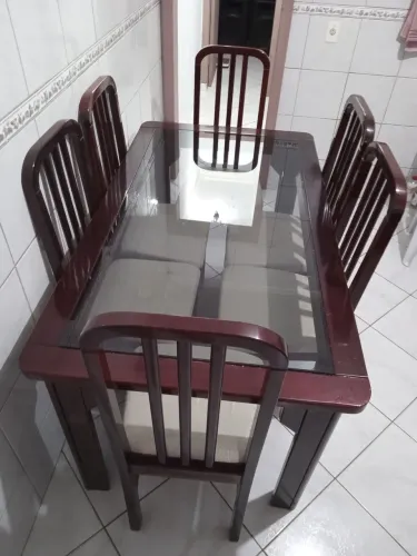 Mesa 6 cadeiras, madeira e vidro.