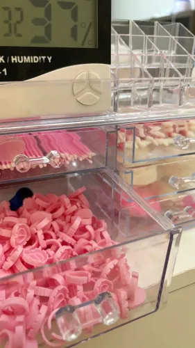 organizador com itens para lash designer