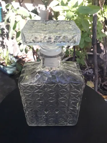 Garrafa Licoreira Decorativa em Vidro, 21cm , 750ml, em Estado de Nova, Nunca foi Usada.